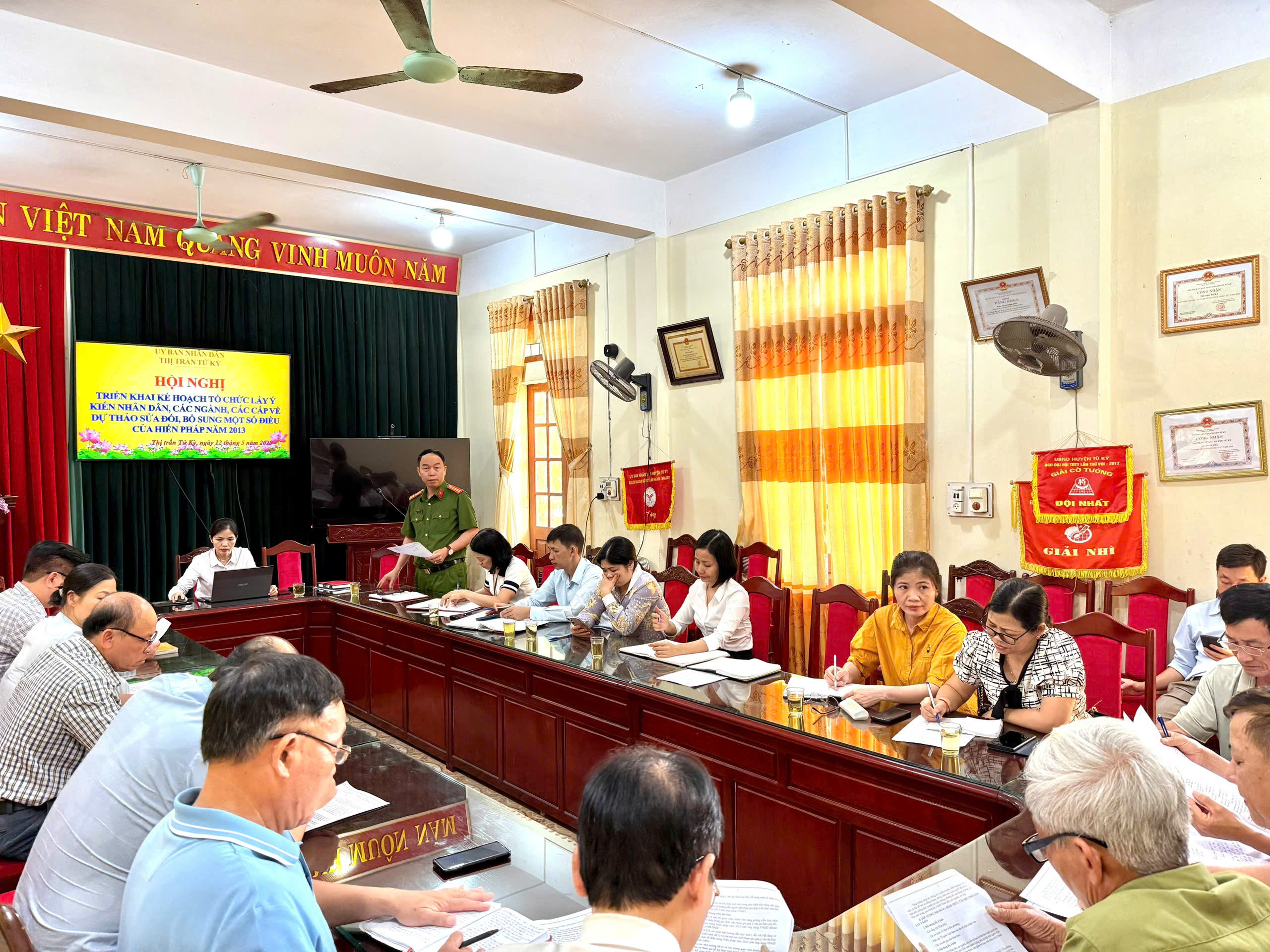 Thị trấn Tứ Kỳ tổ chức Hội nghị triển khai lấy ý kiến Nhân dân, các ngành, các cấp về Dự thảo Nghị quyết sửa đổi, bổ sung một số điều của Hiến pháp Nước Cộng hòa Xã hội chủ nghĩa Việt Nam năm 2013 thông qua ứng dụng VneID.